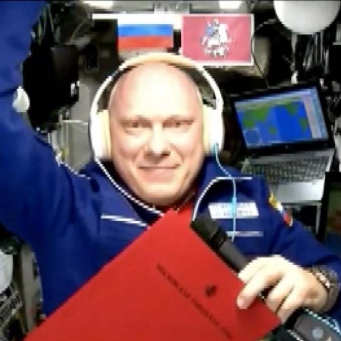 Rus kozmonot Artemiev sarı renkli kıyafetini değiştirdi