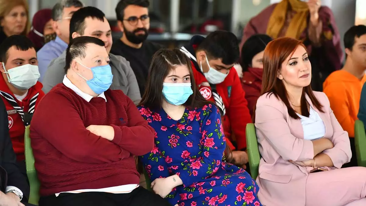 İzmir büyükşehir belediyesi ile i̇zmir down sendromu derneği’nin 21 mart dünya down sendromu farkındalık günü nedeniyle düzenlediği etkinlikte down sendromlu bireylerin sorunlarına dikkat çekildi.