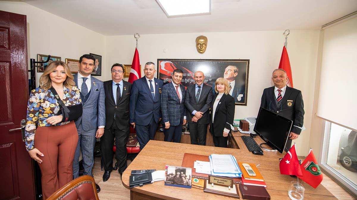 İzmir Büyükşehir Belediye Başkanı Tunç Soyer, gününü şehit aileleri ve gazilere ayırdı. Kentteki 7 derneği ziyaret eden Başkan Soyer gazilerin ve şehit ailelerinin taleplerini dinleyerek “Başımızın üzerinde yeriniz var” dedi.