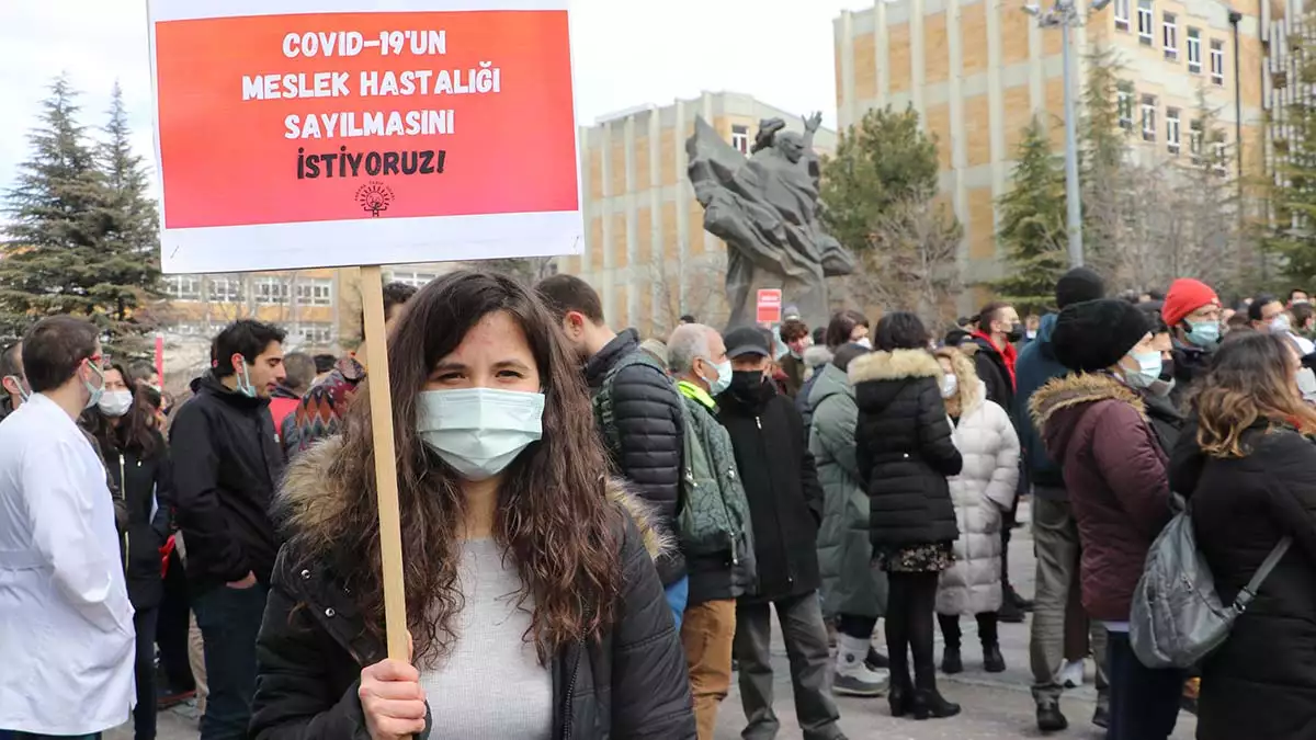 Ankara'da, hacettepe üniversitesi tıp fakültesi önünde '14 mart tıp bayramı'nda toplanan sağlık çalışanları özlük haklarının iyileştirilmesini talep etti.