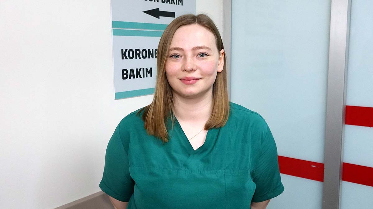 Maske ile siperlik takmaktan yüzünde izler meydana gelen Sağlıkçıların simgesi Seher hemşire, şiddet olaylarının sağlık çalışanlarını çok üzdüğünü belirtti.