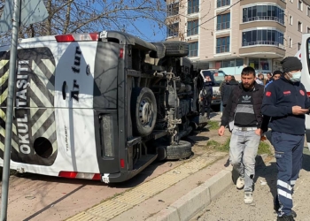 Samsun'da otomobil ile okul servisi çarpıştı