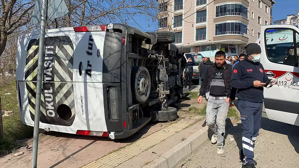 Samsun'da otomobil ile okul servisi çarpıştı