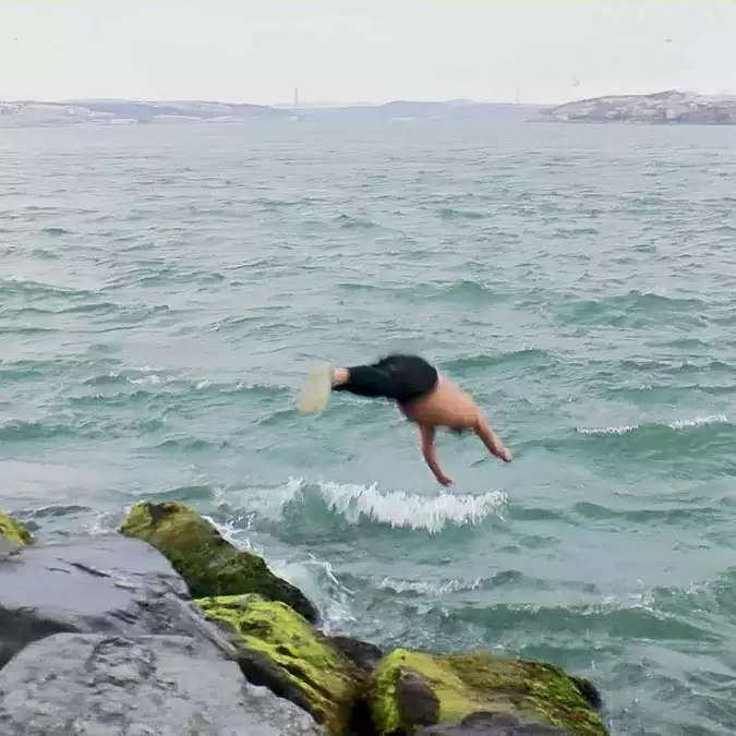 Sarayburnu fatihleri boğaz'ın serin sularına atladı