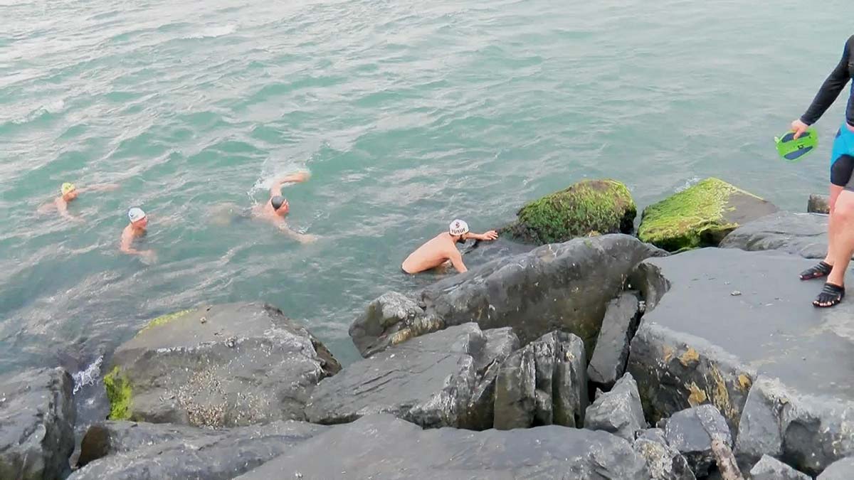 Sarayburnu Fatihleri Boğaz'ın serin sularına atladı