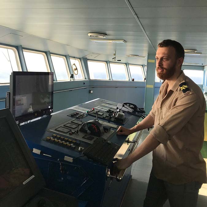 Savaşın ortasında kalan kaptan; Gemiler bombalanıyor