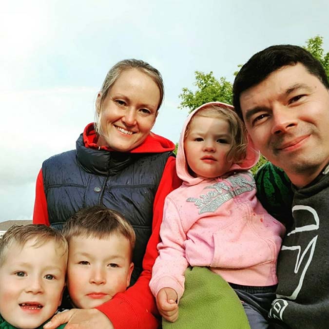 Savaştan kaçan rahip Kuşadası'nda ailesine kavuştu