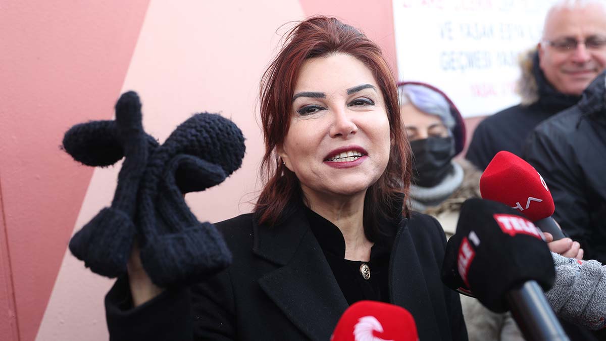 "Cumhurbaşkanına hakaret" suçundan 2 yıl 4 ay hapis cezasına çarptırılarak tahliyesine karar verilen gazeteci Sedef Kabaş cezaevinden çıktı.