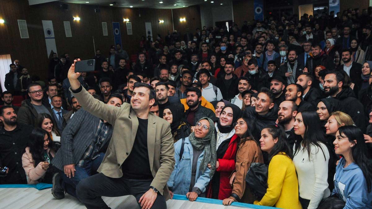 Baykar Teknoloji Lideri Selçuk Bayraktar, "Biz tasarımları hep özgün yaptık ve sistemleri milli olarak geliştirdik. Geliştirdiğimiz yeni uçakların devreye girmesiyle muharebe sahasında devrim yaşanacak" dedi.