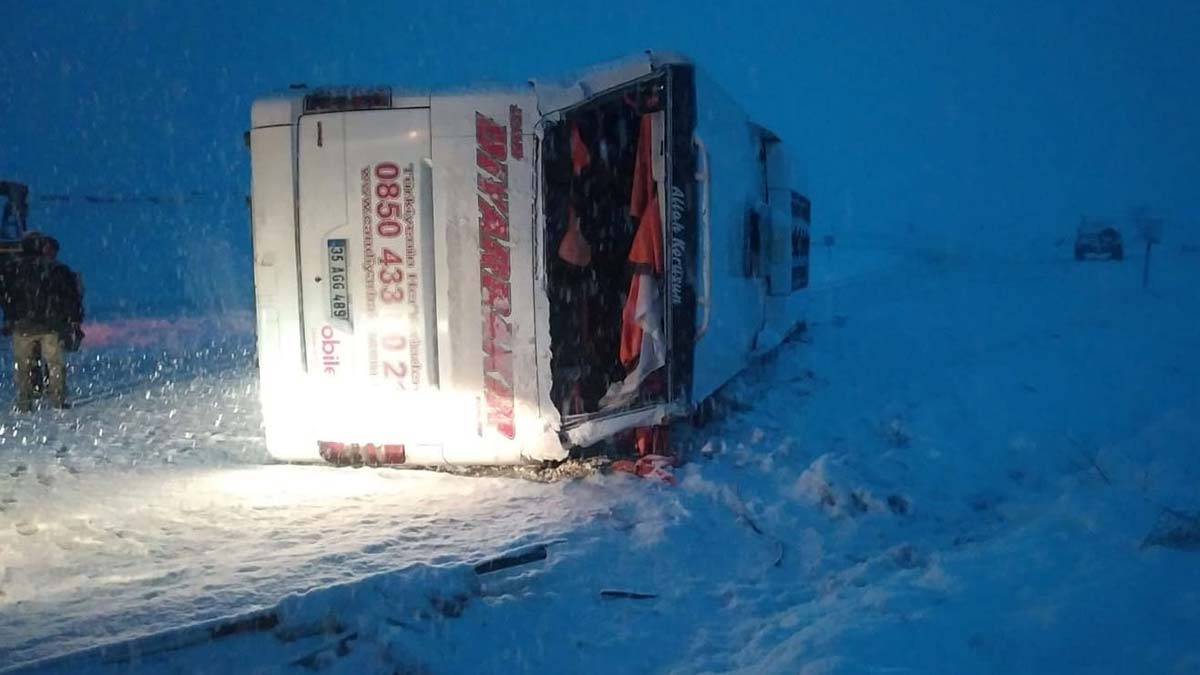 Sivas'ta yolcu otobüsü devrildi; 34 yaralı
