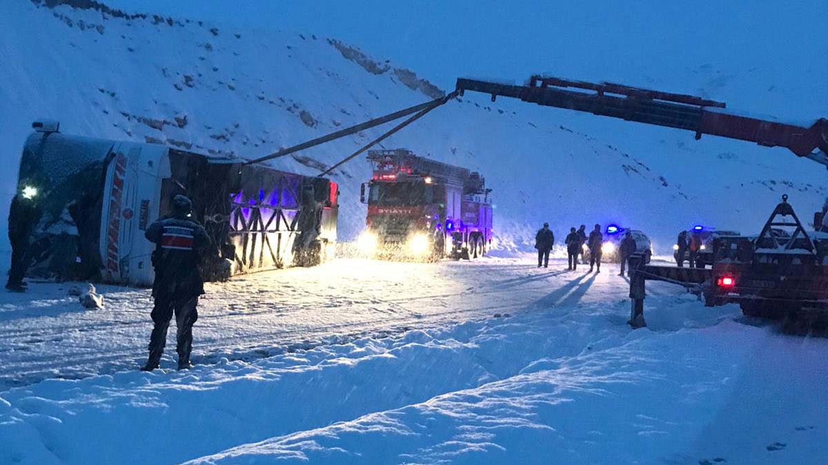 Sivas'ta yolcu otobüsü devrildi; 34 yaralı
