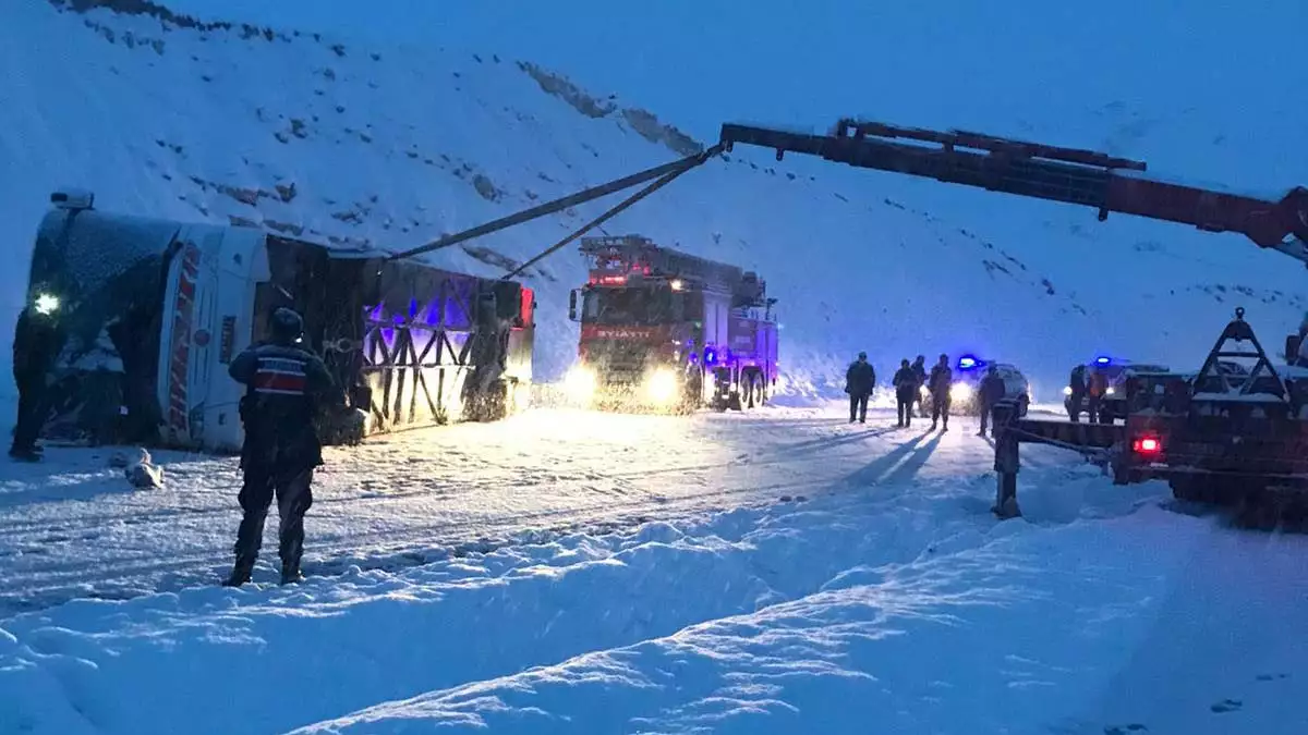 Sivas'ta yolcu otobüsü devrildi; 34 yaralı