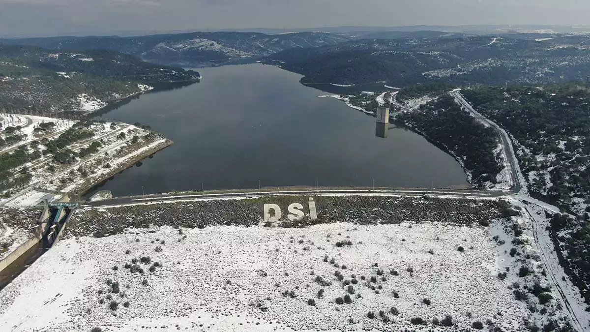 İstanbul'da birbiri ardına etkili olan yağışın ardından barajlarda doluluk oranları hızla yükselişe geçti, suyun yükselmesiyle alibeyköy barajı çöple doldu.