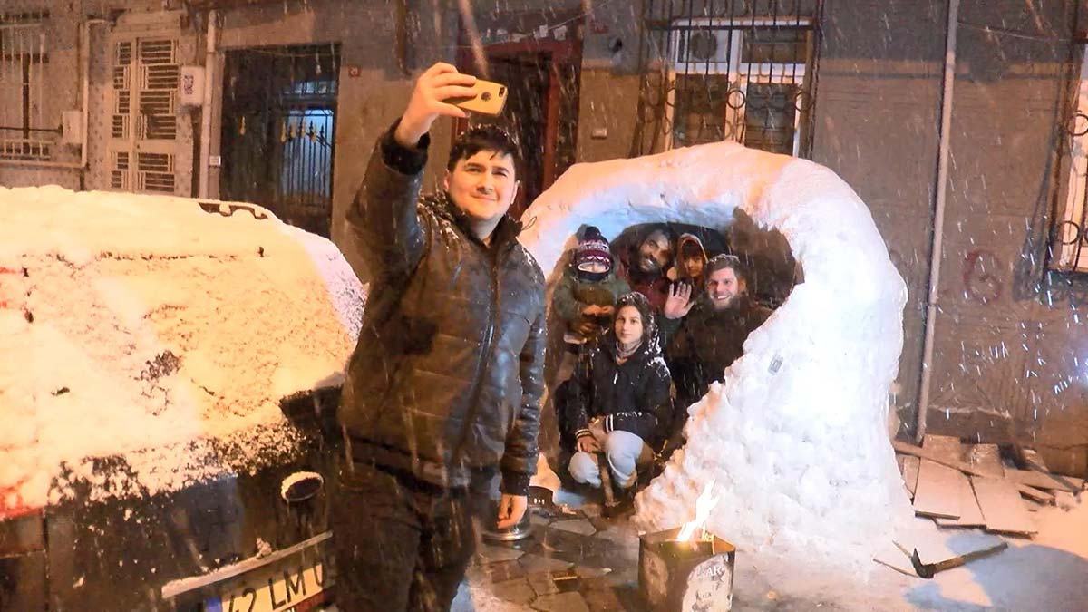 Eskimolar'a özenip iglo ev yaptı