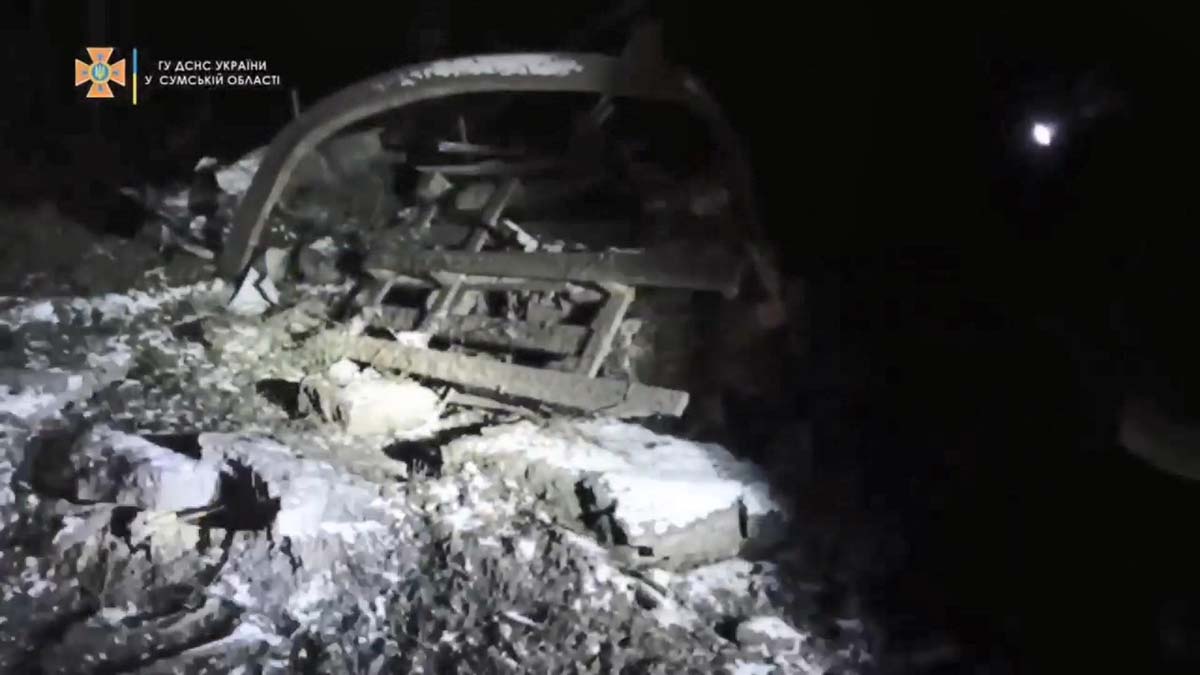 Sumy'de hava saldırısı sonrası enkaz çalışmaları