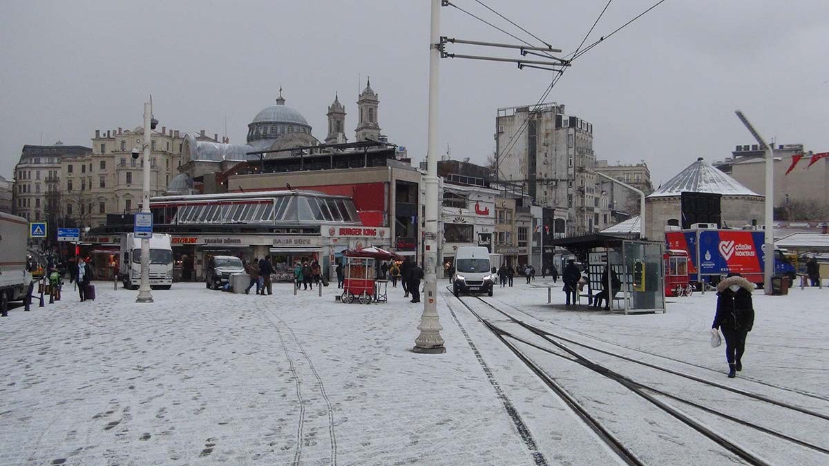 Taksim Meydanı'nda kar yağışı