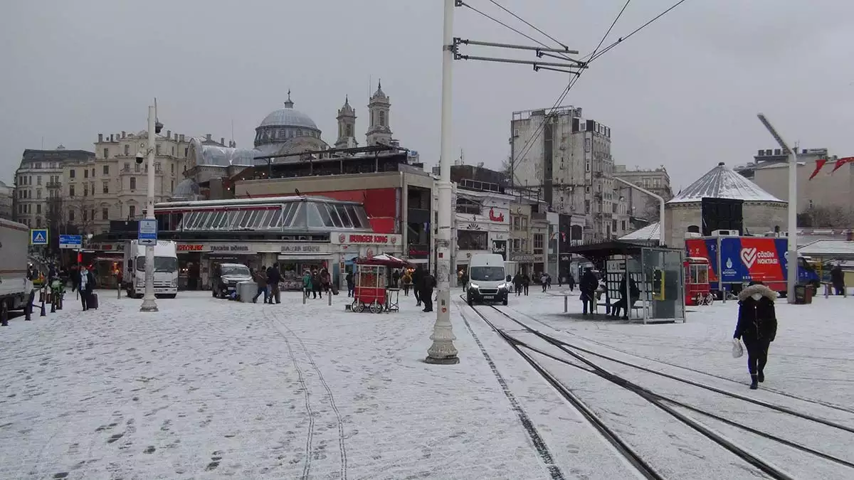 Taksim meydanı'nda kar yağışı