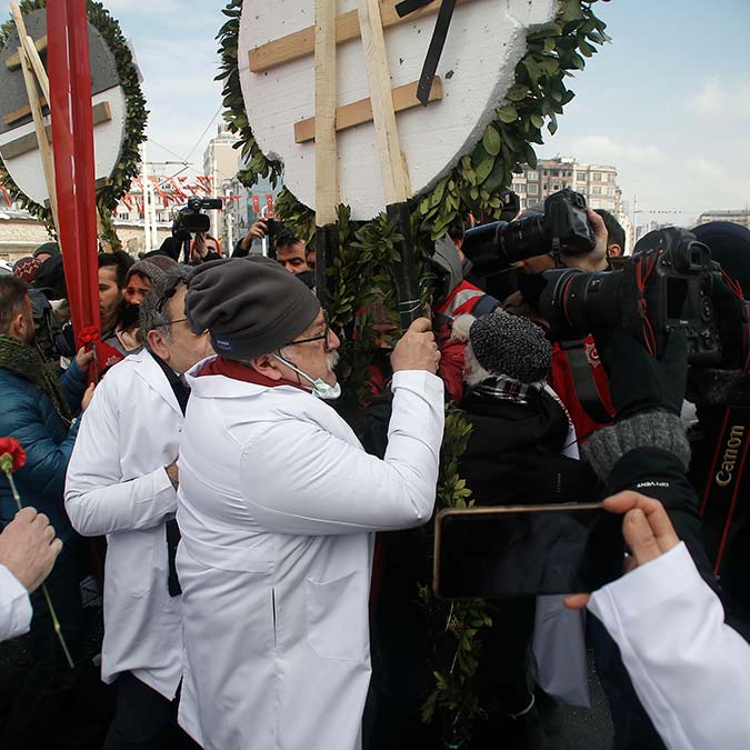 14 Mart Tıp Bayramı nedeniyle Taksim Cumhuriyet Anıtı'na çelenk koyarak, basın açıklaması yapmak isteyen doktorlar ile polis arasında arbede yaşandı.