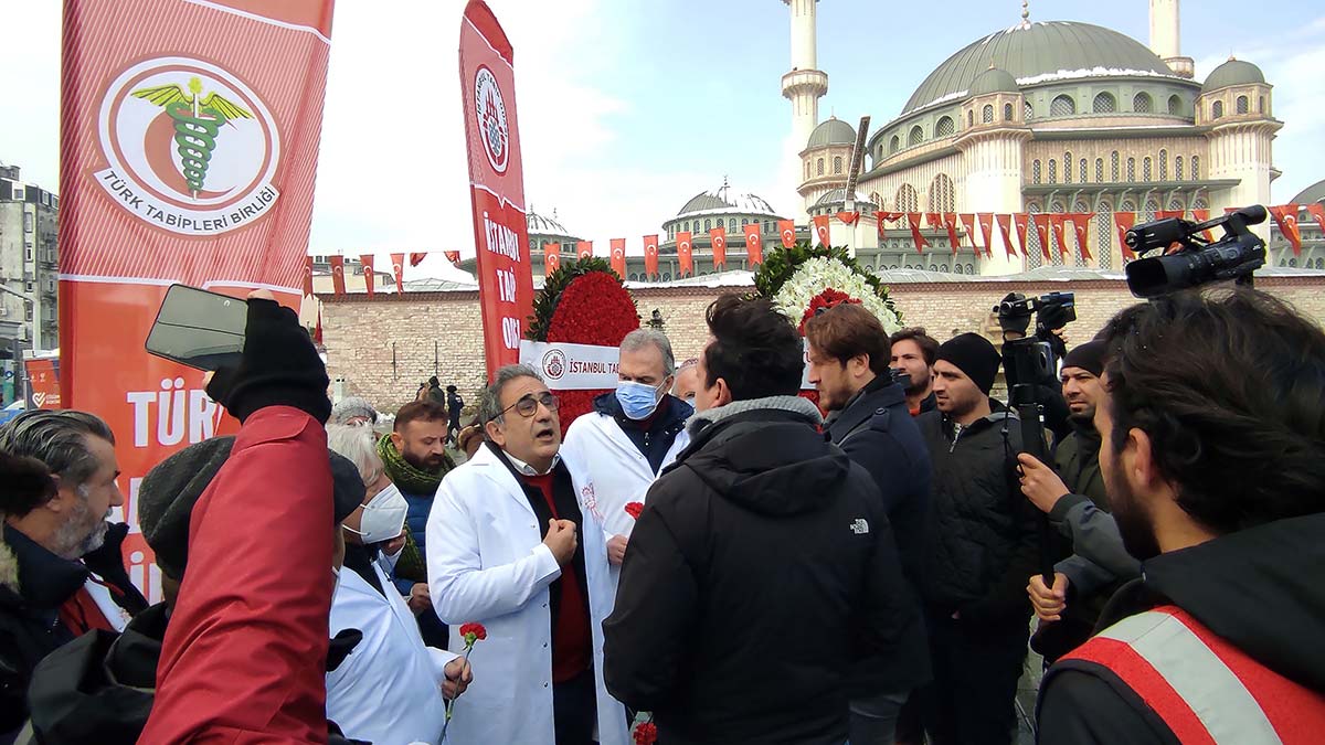 Doktorlar ile polis arasında arbede