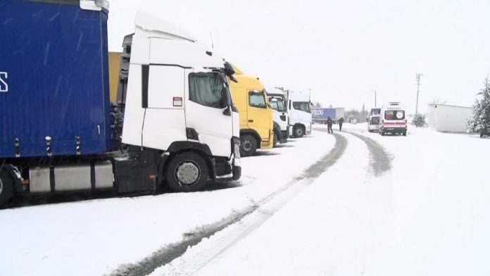 TIR ve kamyonlar İstanbul'a hareket etmeye başladı