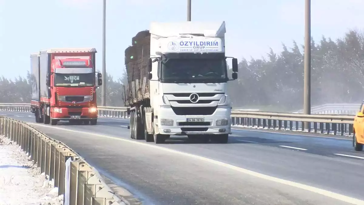 Tir ve kamyonlar i̇stanbul'a hareket etmeye başladı