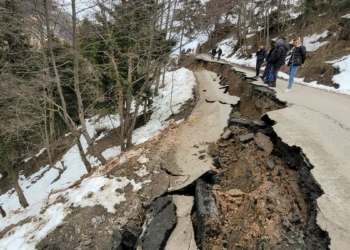 Trabzon'da heyelan; Asfalt yolda çökme