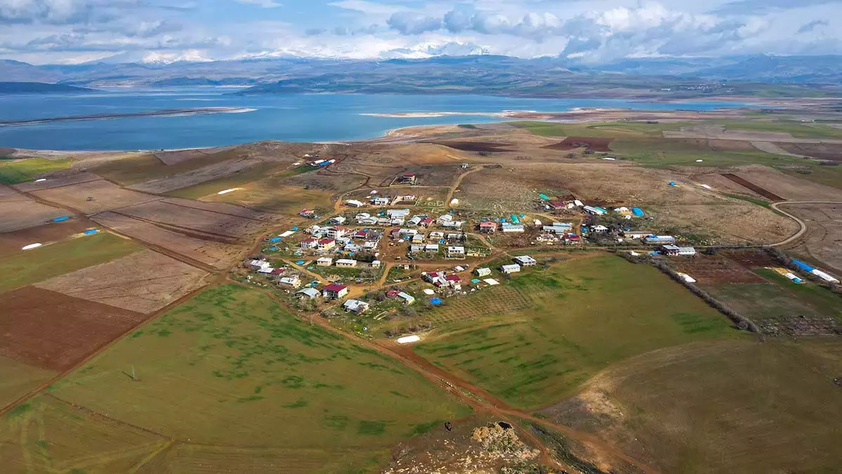 İki mevsimi bir arada yaşayan tunceli'de bir taraf bahar bir taraf kış.