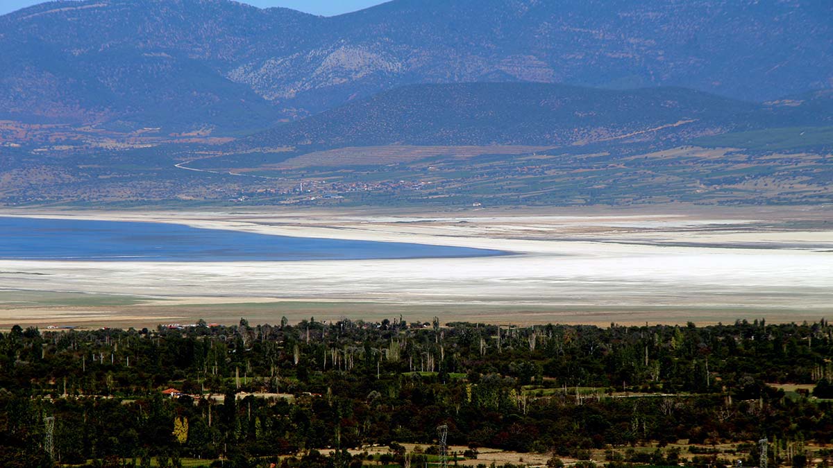 Dr. Erol Kesici, Türkiye'nin 105 milyar metreküp kullanılabilir tatlı su varlığına karşın, kişi başına 1240 metreküp su düştüğü ülkemizin su fakirliği sınırının altında kaldığını açıkladı.