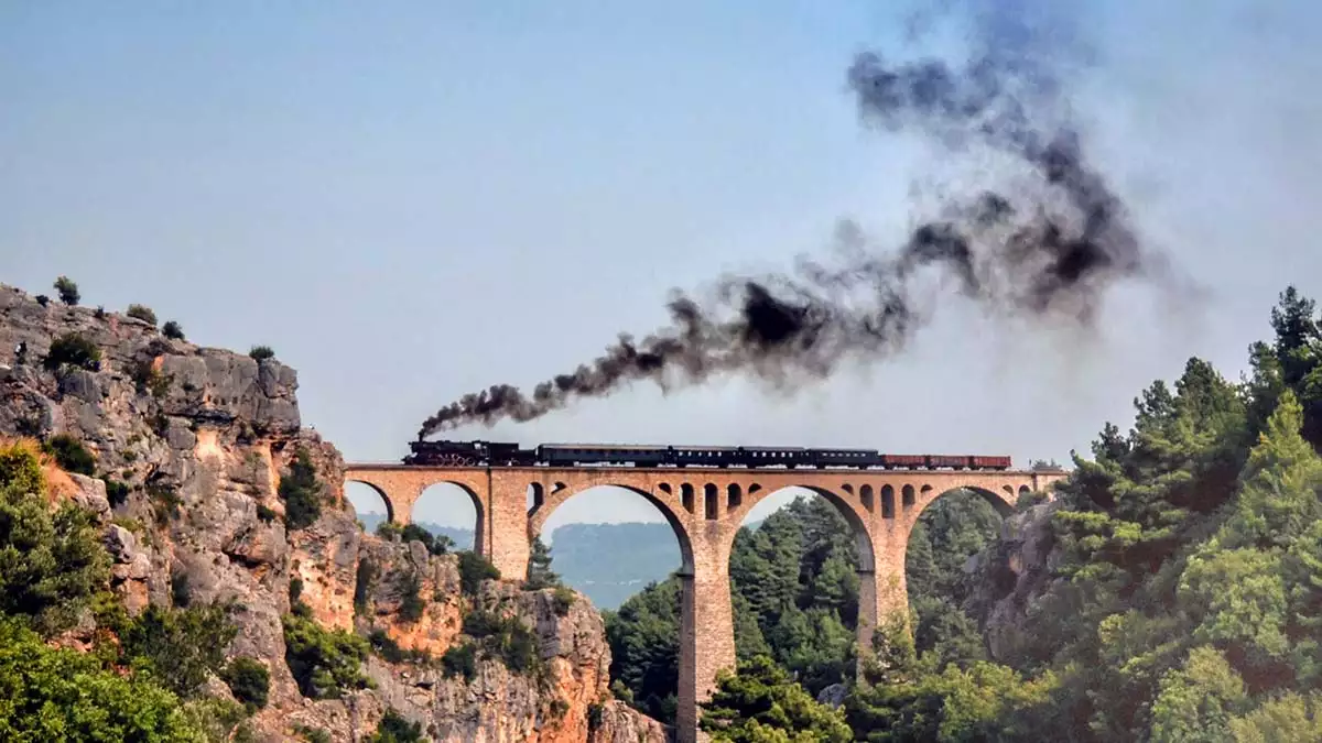 Türkiye'nin çalışır durumdaki son lokomotifi olan ve i̇kinci dünya savaşı yıllarında soğuk iklim şartlarına göre almanya'da üretilen '56548' numaralı tren, i̇zmir alsancak garı'nda sergileniyor.