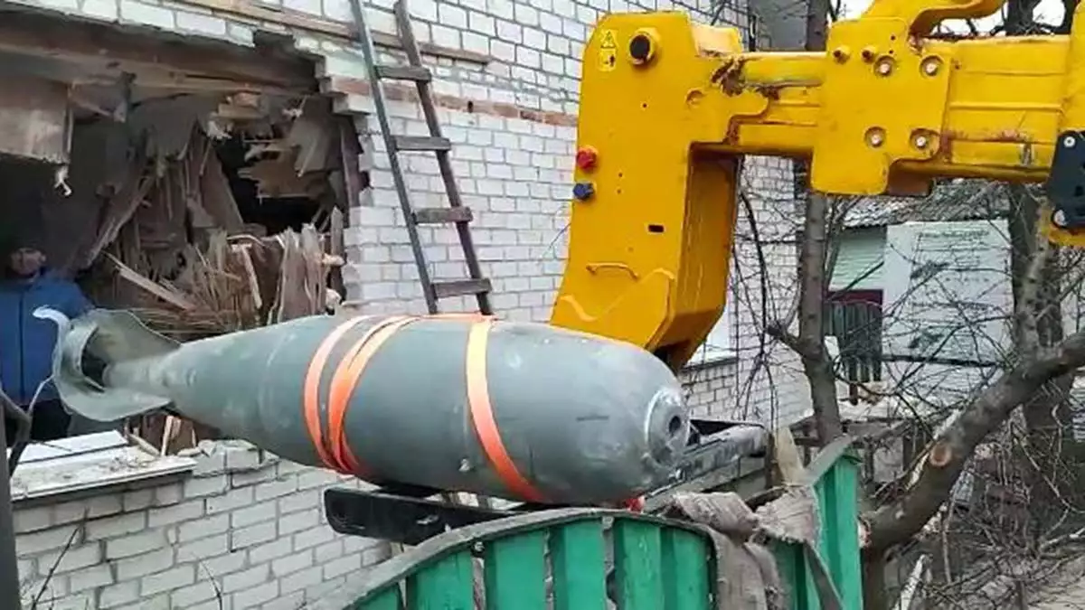 Ukraynada infilak etmeyen bomba enkazdan boyle cikarildi 7287 dhaphoto1 - dış haberler - haberton