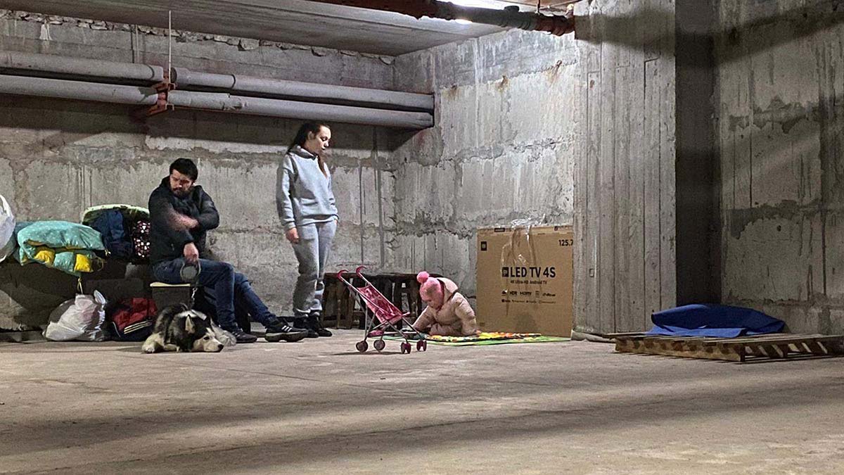 Rusya'nın saldırılarının sürdüğü Ukrayna'nın başkenti Kiev'de, Velantina Lisovaya (65), 3 Türk öğrenciyi sığınakta ağırladı.