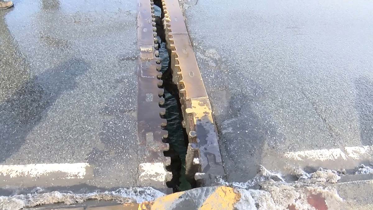 Unkapanı Köprüsü bağlantı noktasındaki ayrılma nedeniyle ulaşıma kapatıldı.