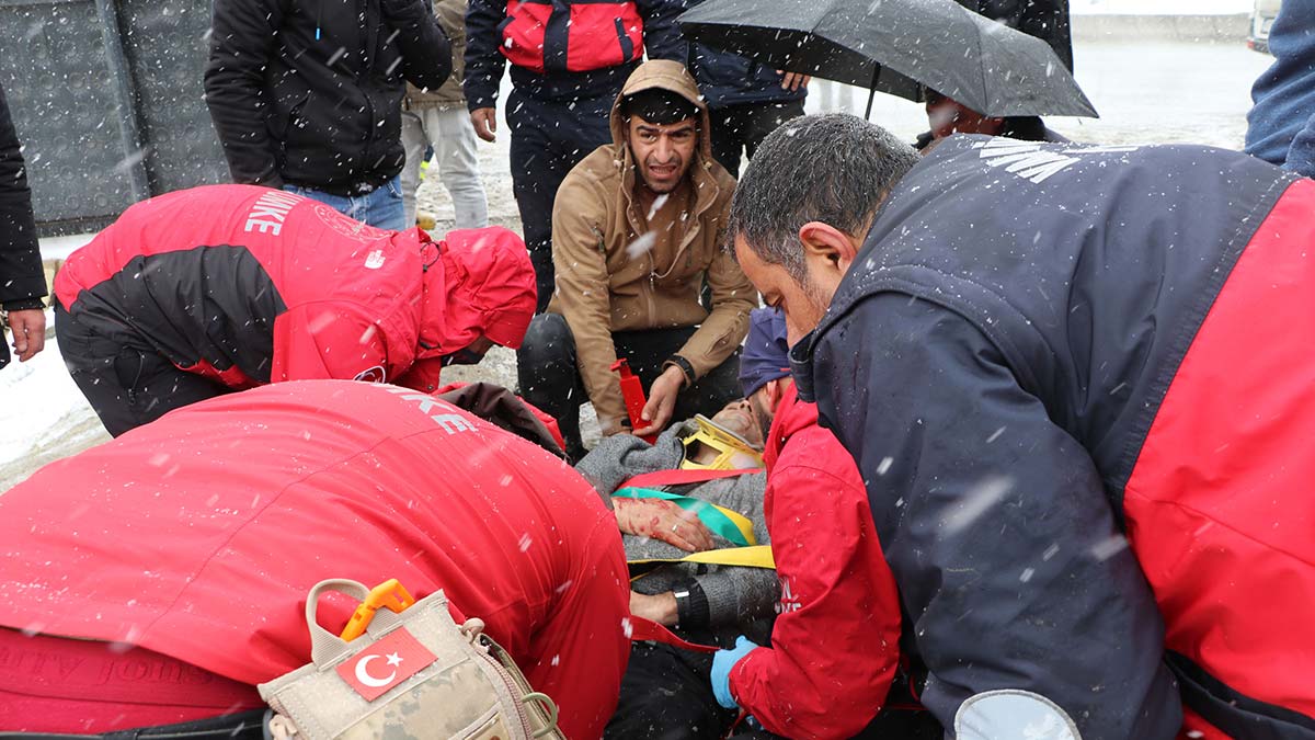 Van-Hakkari yolunda sürücüsünün kontrolünden çıkıp devrilen yolcu minibüsünde 12 kişi yaralandı.