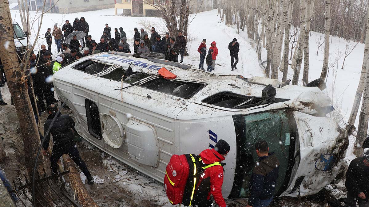 Yolcu minibüsü istinat duvarını aşarak devrildi