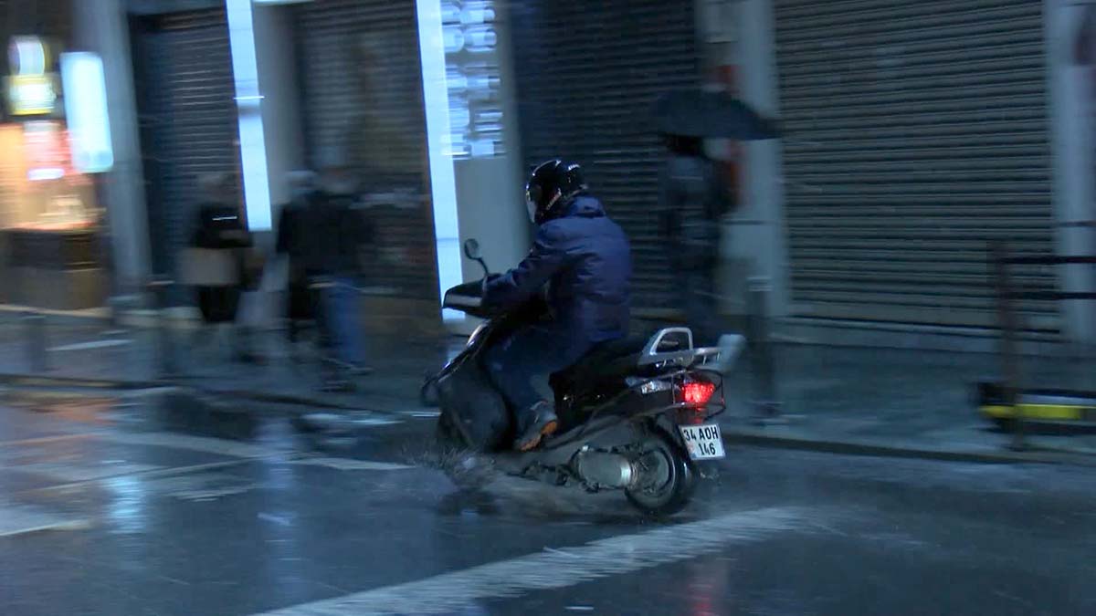 Motokuryeler yasağa rağmen sipariş götürdüler