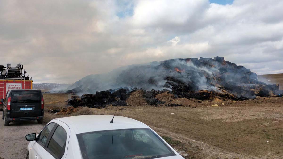 900 ton saman balyası kül oldu