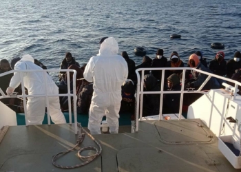 Yunanistan'ın geri ittiği lastik bottaki 35 göçmen kurtarıldı