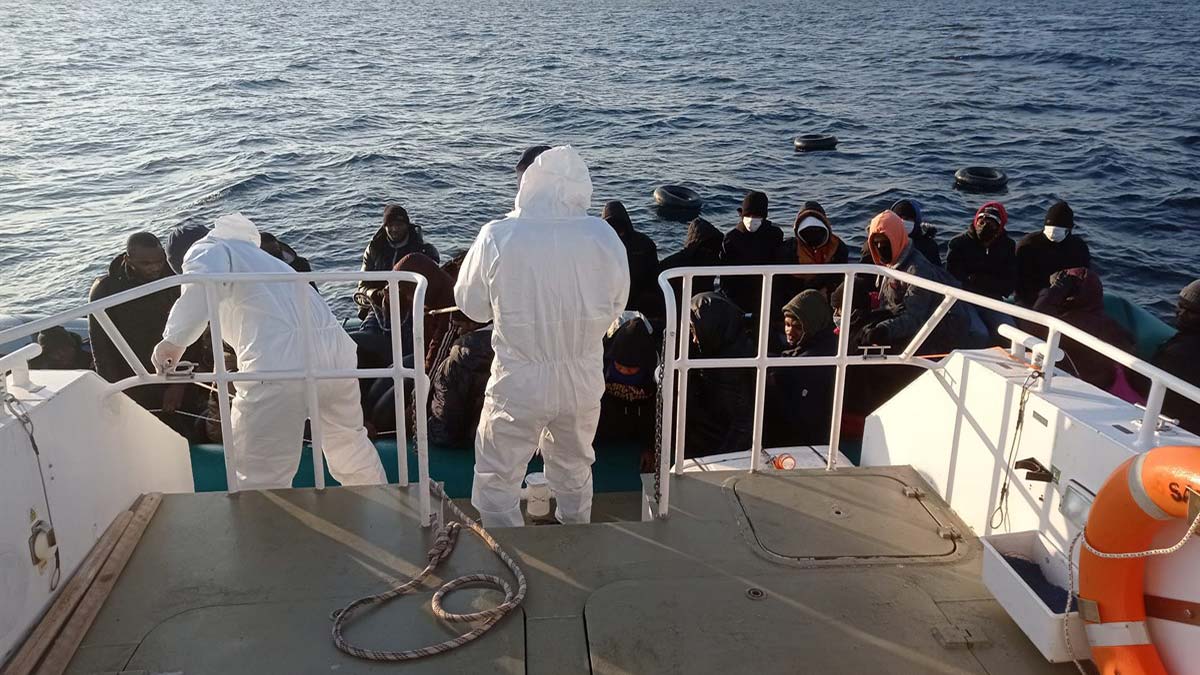 Yunanistan'ın geri ittiği lastik bottaki 35 göçmen kurtarıldı