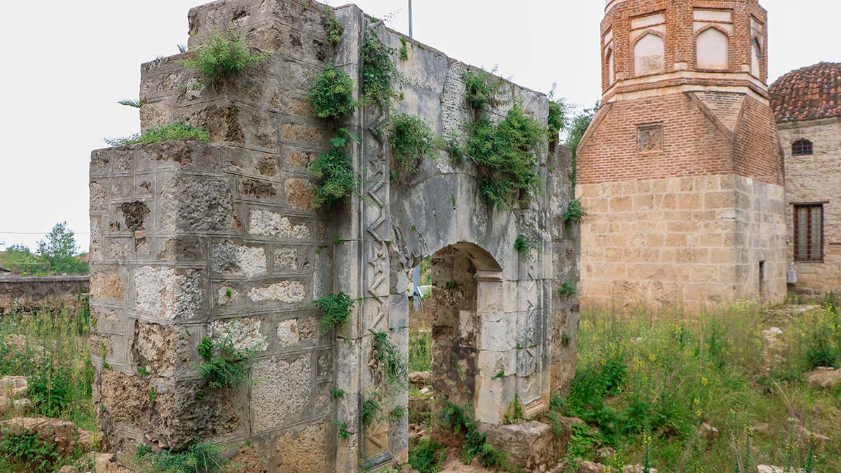 Yivli Minare'si kaderine terk edildi