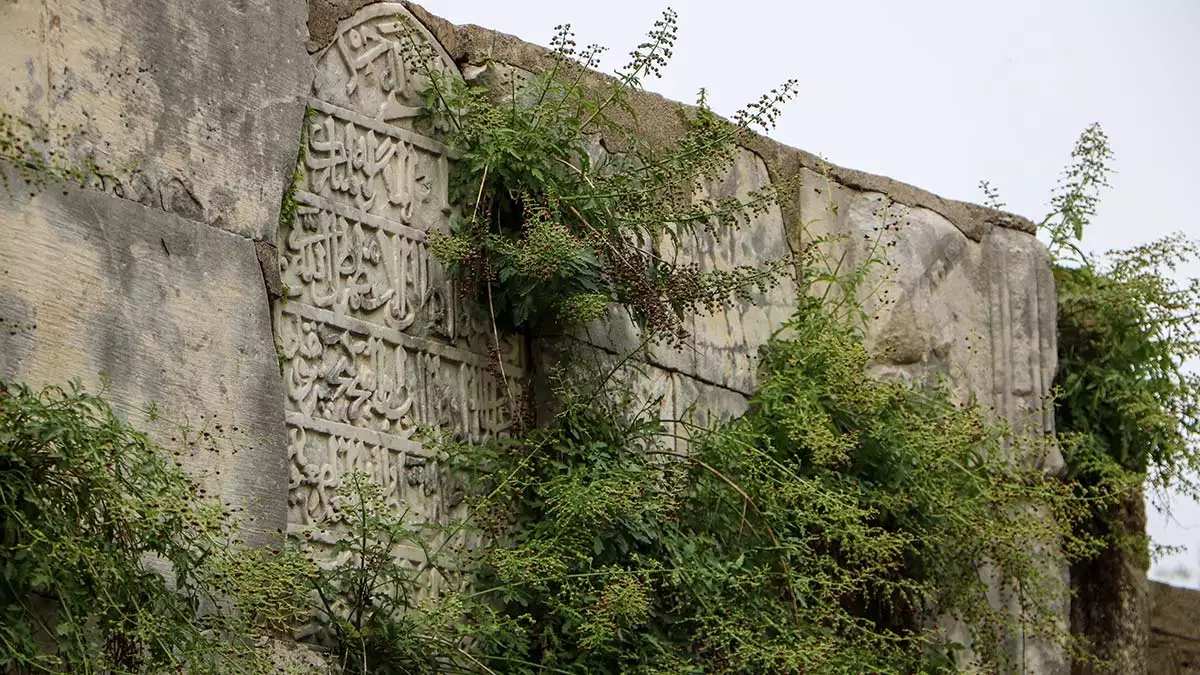 Antalya'da, unesco dünya mirası geçici listesi'ndeki yivli minare'nin avlu kısmı ve çevresinde bulunan eserler, kaderine terk edildi.
