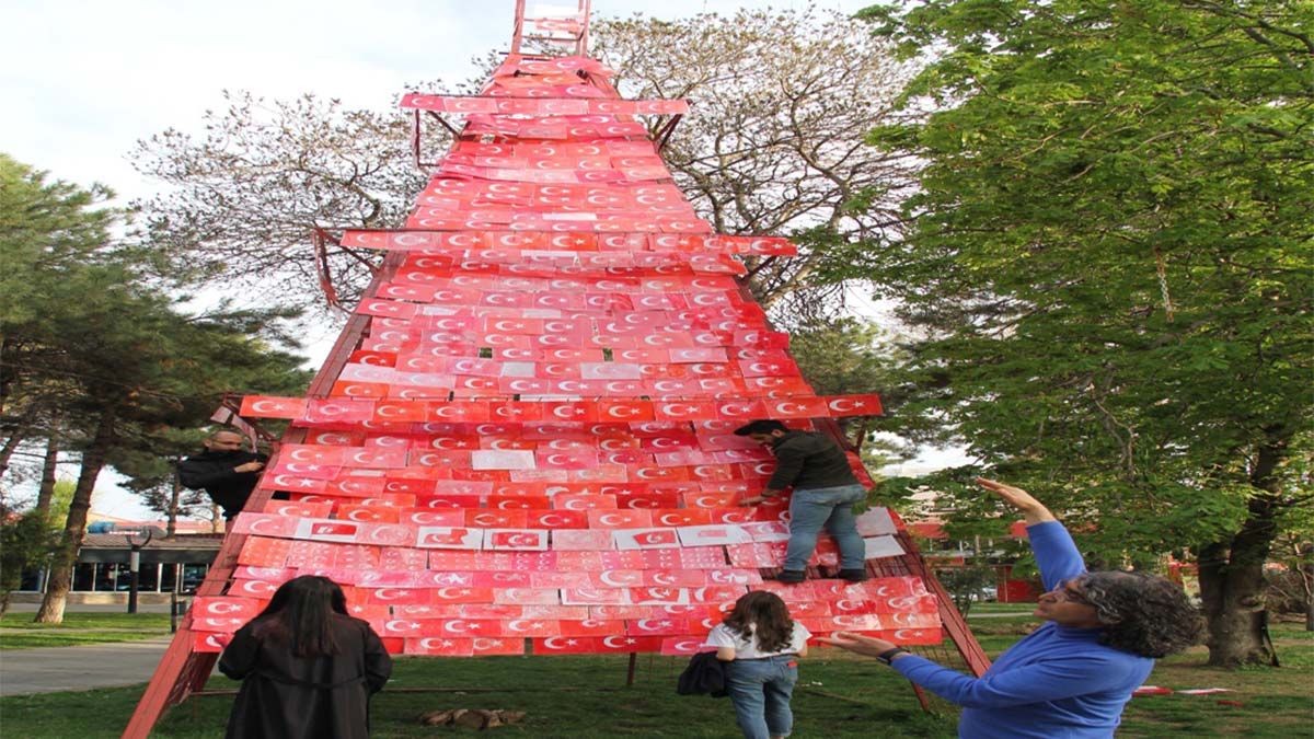 1000'den fazla bayrakla 23 Nisan'a özel çalışma