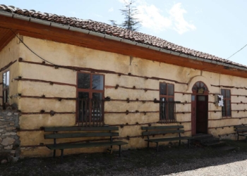 150 yıllık düğmeli ilkokul ilgi çekiyor