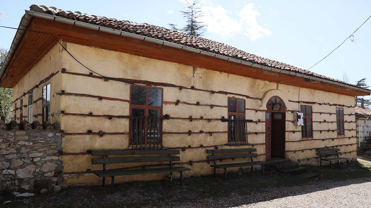 150 yıllık düğmeli ilkokul ilgi çekiyor