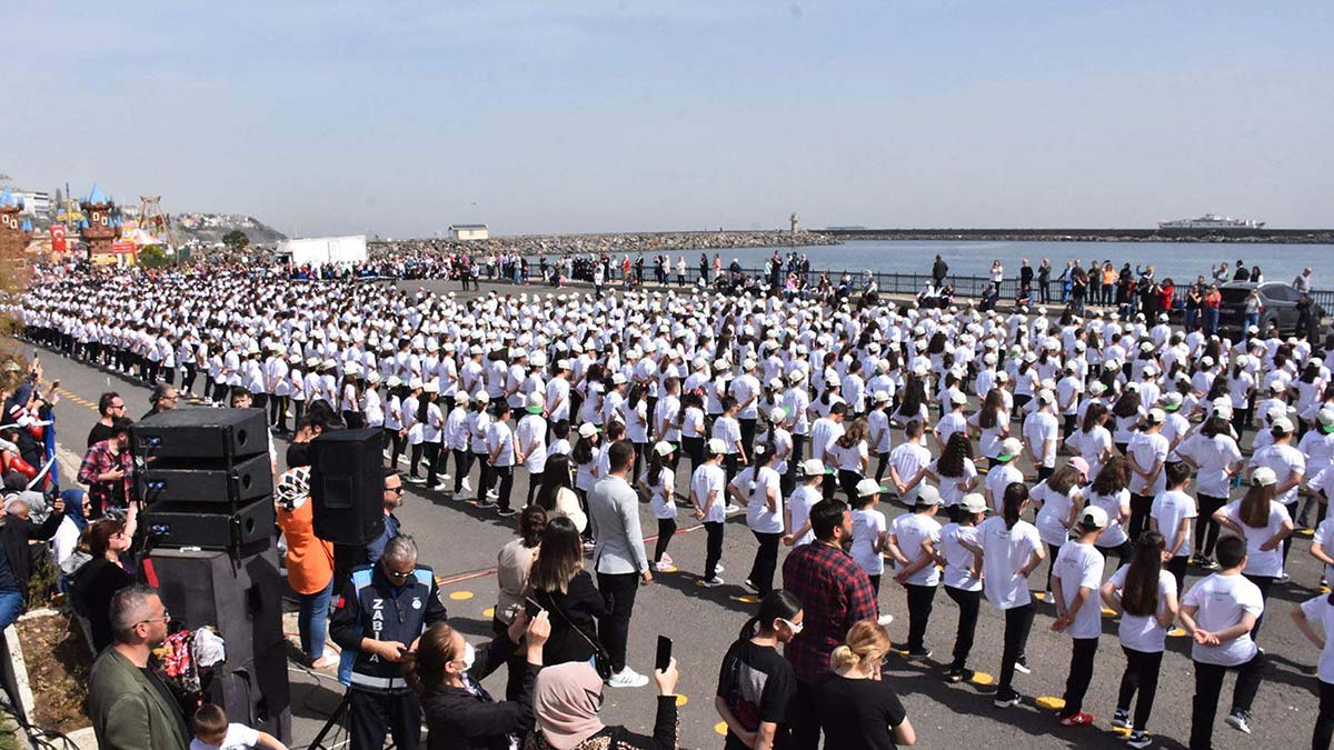 1920 öğrenci TBMM'nin açılışını halayla kutladı