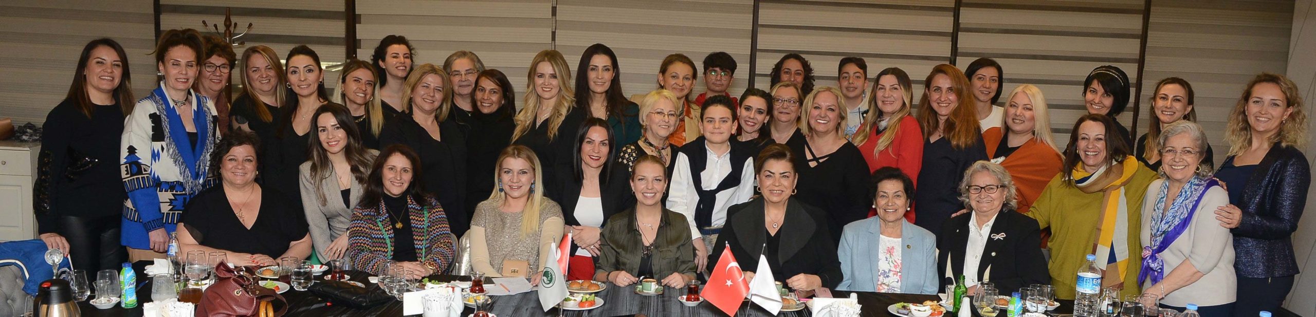 Geleneksel iftar davetinde bir araya gelen Türk Anneler Derneği (TAD) Bursa Şubesi üyeleri, henüz 13 yaşında Türkiye ve dünya satranç şampiyonu olan Ediz Gürel'e ödül verdi.