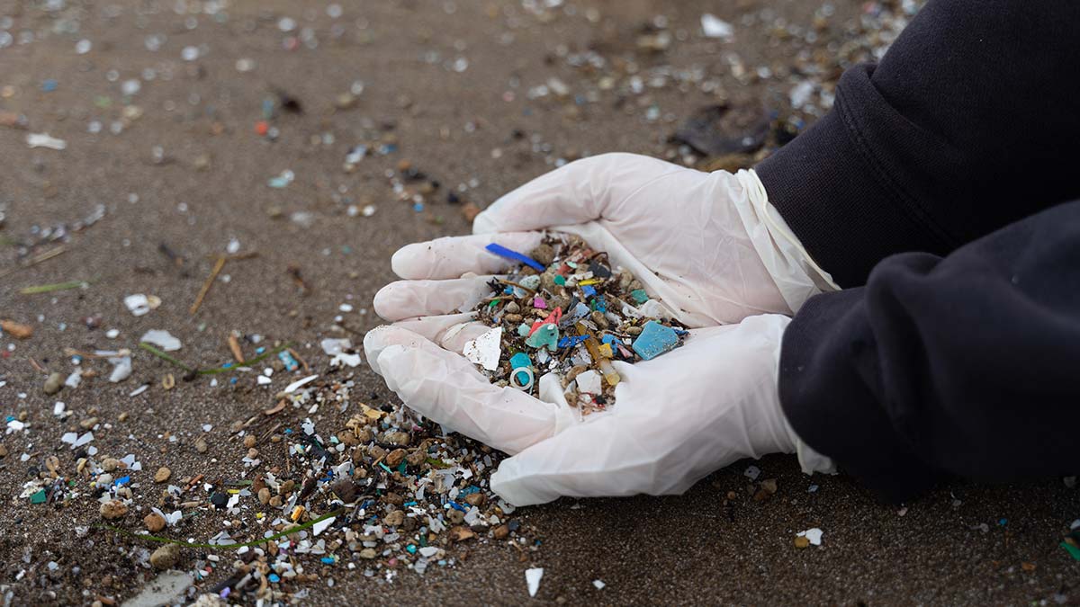 Yeditepe Üniversitesi Mühendislik Fakültesi İnşaat Mühendisliği Bölümü, Geoteknik Anabilim Dalı öğretim üyesi Doç. Dr. Hakkı Özhan “2021’de Türkiye'de çıkan plastik atık miktarı yaklaşık 5 milyon 600 bin ton” dedi.