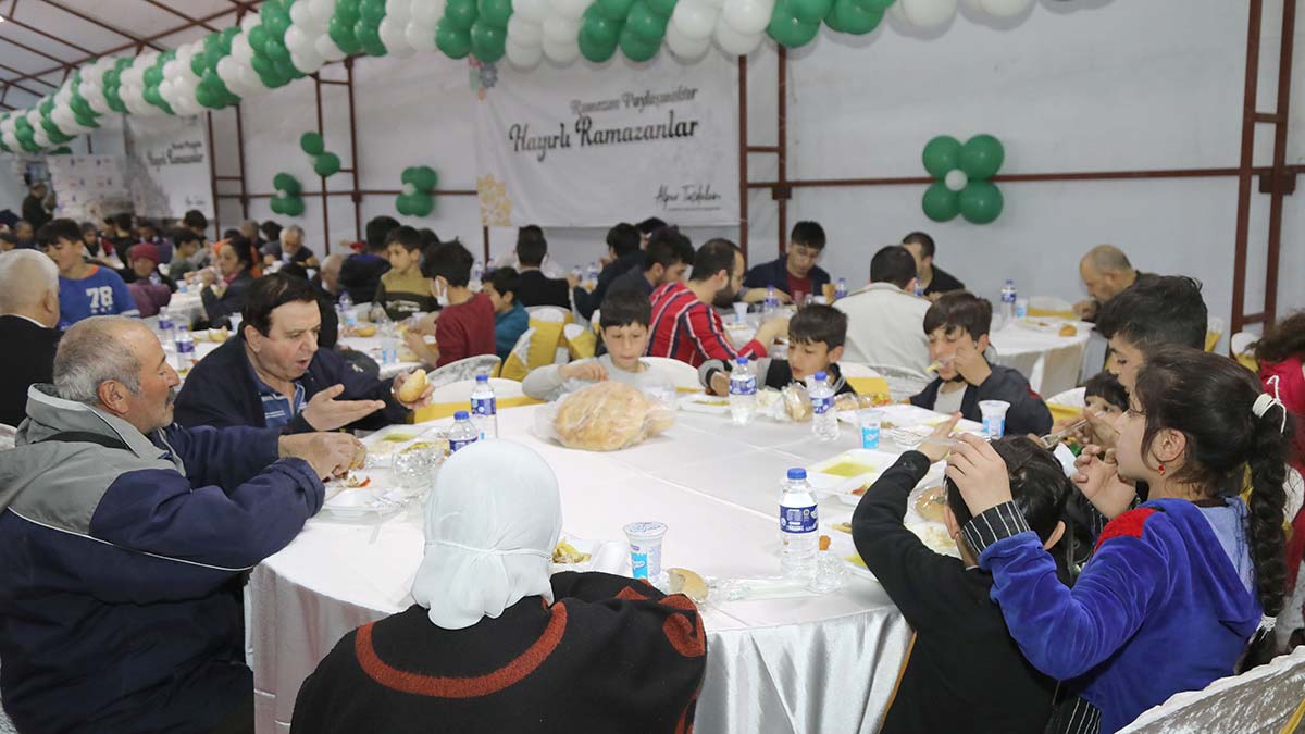 Çankayalılar Öveçler, Türközü ve Cebeci’de kurulan 5 bin kişilik büyük Çankaya sofrasında Ramazan'ın ilk iftarını birlikte yaptı.