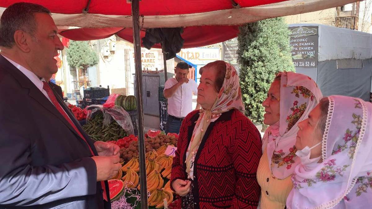 CHP Milletvekili Ömer Fethi Gürer, Ulukışla pazarında esnafın ve vatandaşın nabzını tuttu… Gürer, "Ulukışla pazarında karpuzun dilimi 33 lira, çarşı pazar market emekliye ıstırap" dedi.