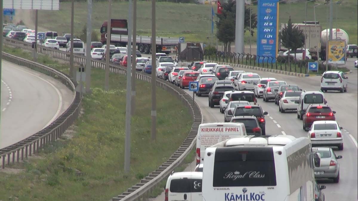 43 ilin geçiş noktası Kırıkkale'de bayram trafiği