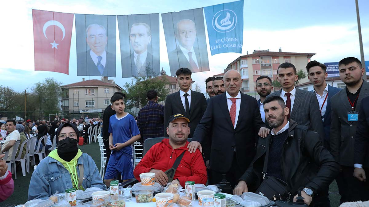 Keçiören Ülkü Ocakları tarafından Keçiören Fatih Stadı’nda düzenlenen 2. Geleneksel İftar Programına Keçiören Belediye Başkanı Turgut Altınok'ta katıldı.